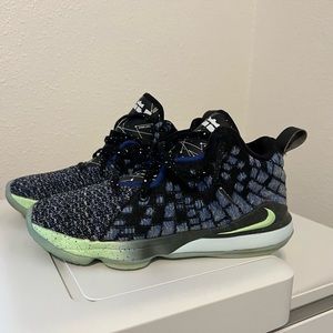 Boys pre-owned LeBron “Constellation” sneakers is size 2y